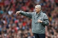 LONDON, ENGLAND - SEPTEMBER 10: Arsene Wenger, Manager of Arsenal gives his team instructions during the Premier League match between Arsenal and Southampton at Emirates Stadium on September 10, 2016 in London, England.  (Photo by Clive Rose/Getty Images)